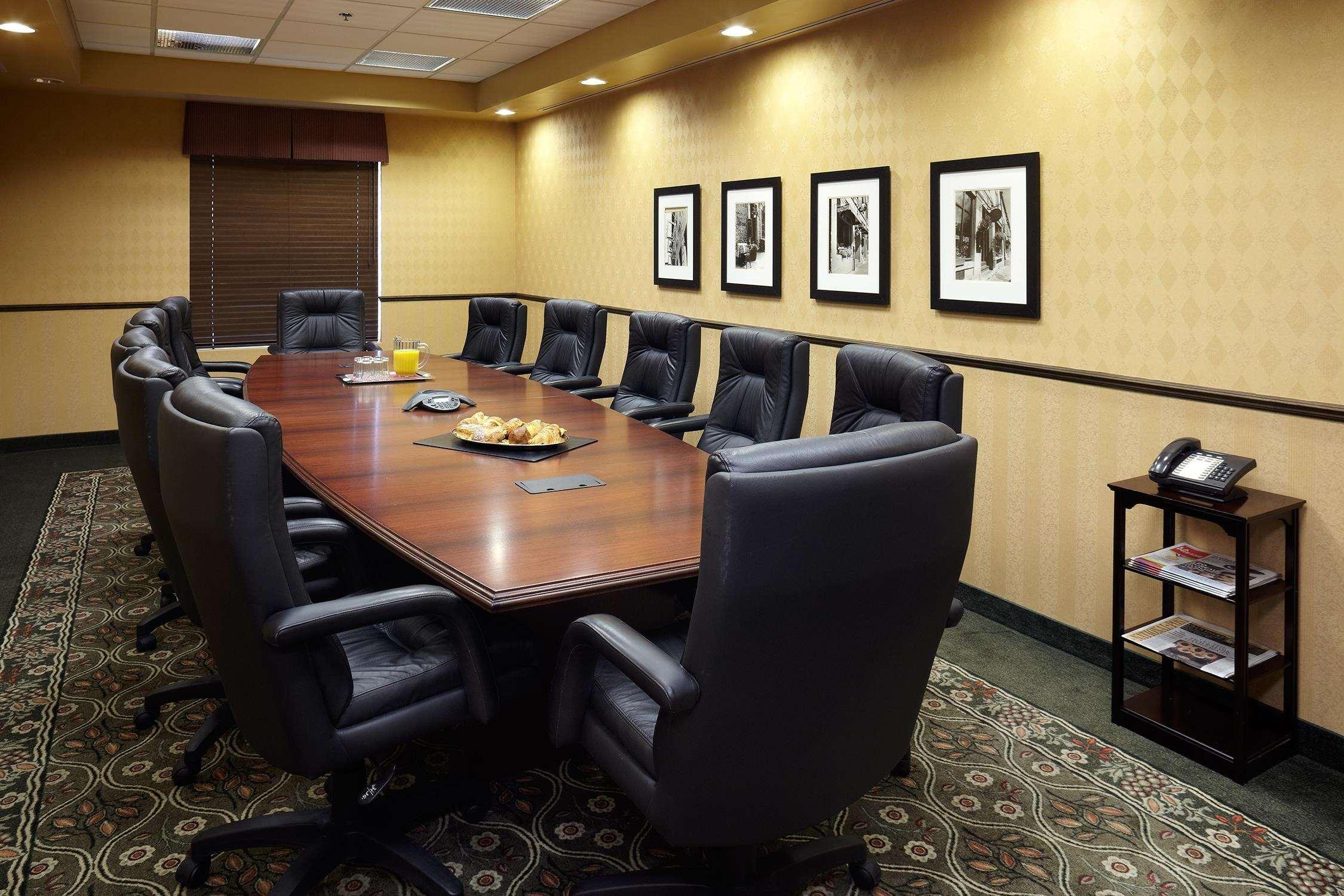 Hampton Inn & Suites Montreal-Dorval Negócio foto